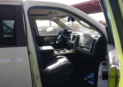 2017 Ram 1500 Laramie 4X4 5'7 Box z USA, uszkodzony, nr VIN 1C6RR7NM4HS875395